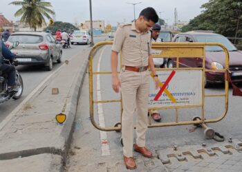 Karnataka Police fixed Bolts and nuts @ flyover