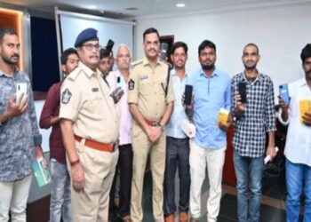 AP Police handed over Missing/Stolen mobiles to owners Anantapur
