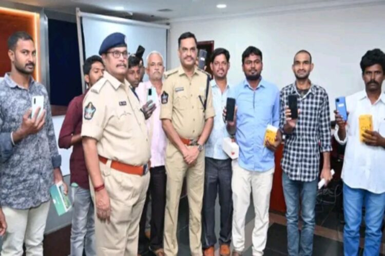 AP Police handed over Missing/Stolen mobiles to owners Anantapur