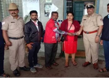 Bengaluru Railway Police appreciated the honest Porter who returned gold worth 100 grams