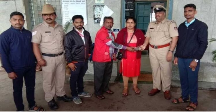 Bengaluru Railway Police appreciated the honest Porter who returned gold worth 100 grams