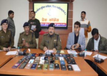 Gwalior police recovered 77 missing mobile phones