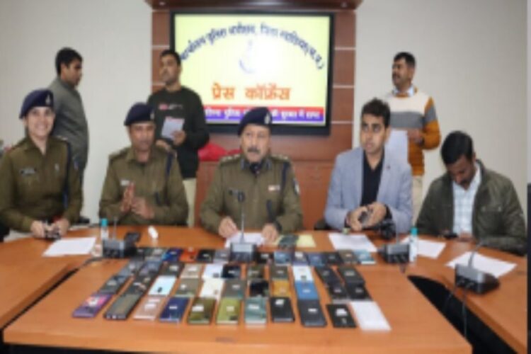 Gwalior police recovered 77 missing mobile phones