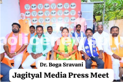 బీజేపీ అభ్యర్థి బోగ శ్రావణి కేరింతలు పట్టుకుని ఓట్లు అభ్యర్థిస్తున్నారు.