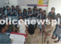 College Students Visit Police Station