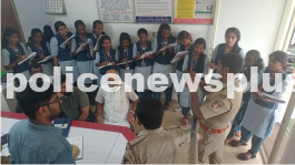 College Students Visit Police Station