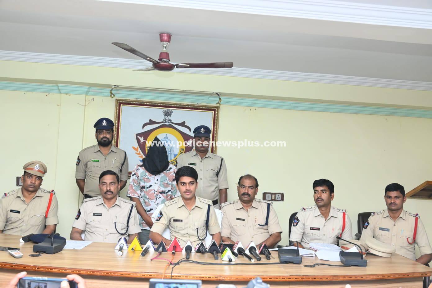 District police arrested a criminal for snatching from women on bikes