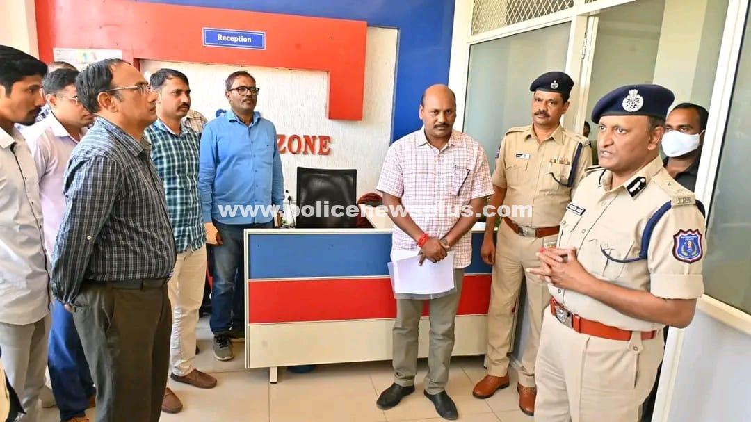 Police Commissioner Visits Police Stations