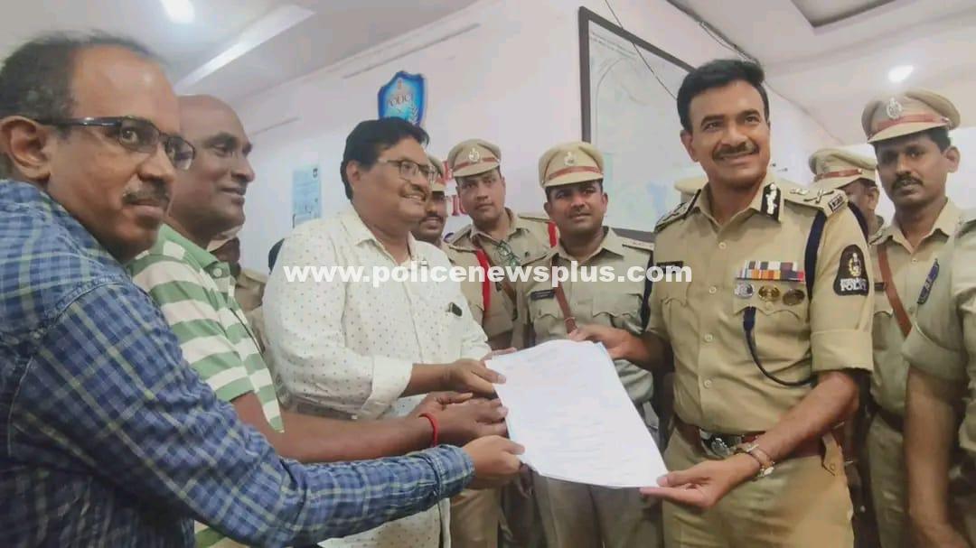Hyderabad CP Visits Tolichowki Police Station