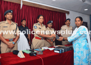 Police Commissioner Return Recovered Cellphones Successfully