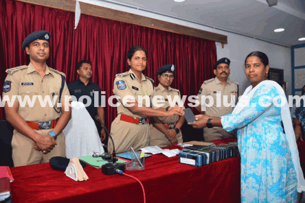 Police Commissioner Return Recovered Cellphones Successfully